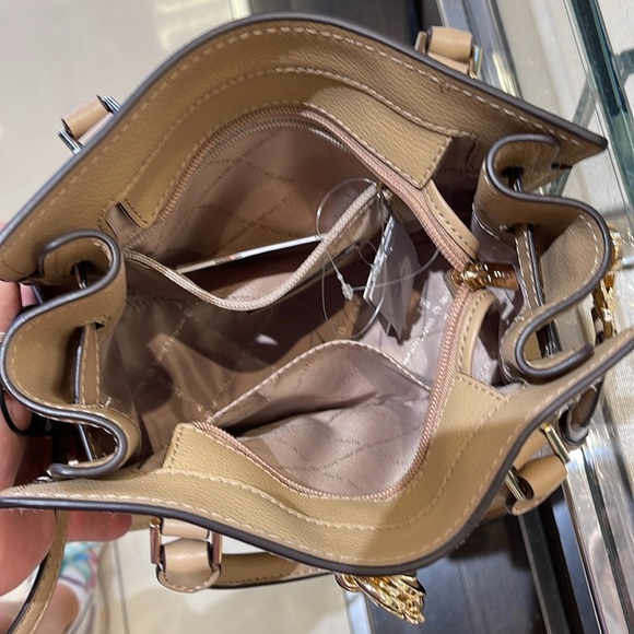 Michael Kors
Hamilton Small Satchel Leather
Color: Camel
NWT - Picture 8 of 16